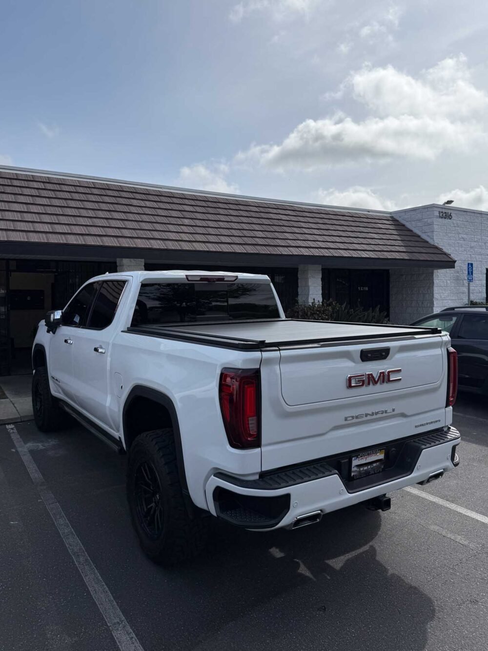 GMC Denali Short Bed Power Retractable Cover